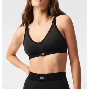 ALO Yoga AIRLIFT LINE UP Black Sports Bra with Scoop Neckline and Wide Straps